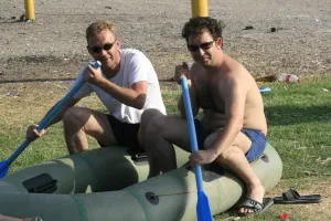 אדי וסרג' על סירה מתנפחת